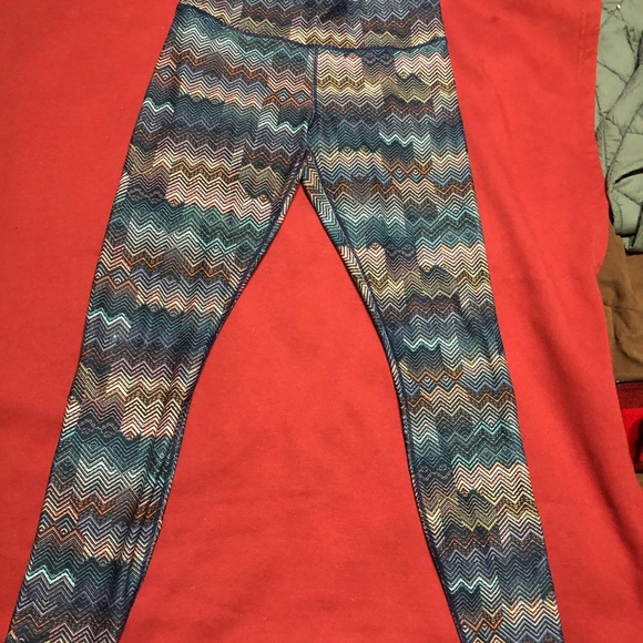 Fabletics printed powerhold 7/8 legging, sz small - Picture 3 of 3